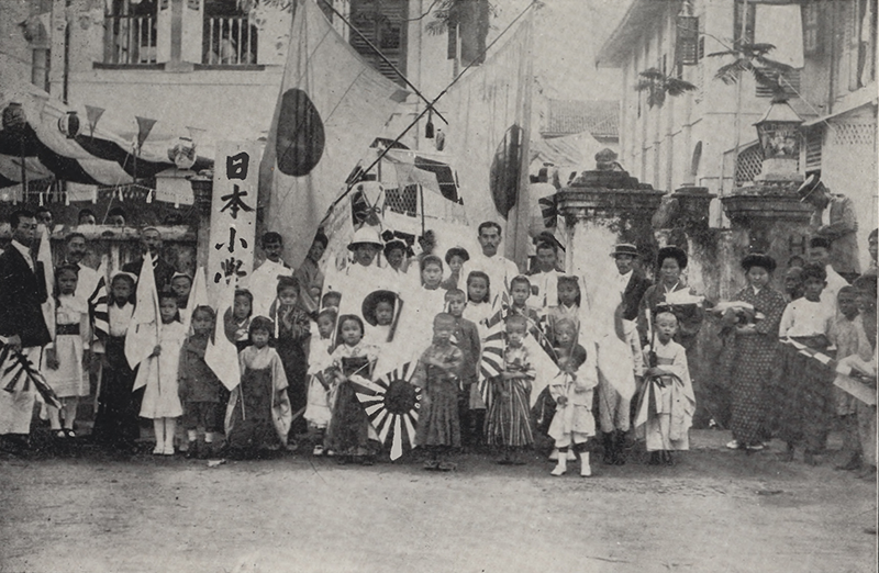 Japanese Elementary School, 1910s. Image reproduced from 伊藤友治郎 (Itō Tomojirō), 南洋群嶋写真画帖: 附南洋事情 = Picture Book of the South Sea Islands (Nan’yō Guntō Shashin Gachō: Fu Nan’yō Jijō). 英領ペナン市: 南洋調査会 (Eiryō Penan-shi: Nan’yō Chōsakai), 1914, 6. (From National Library Singapore, call no. RRARE 959 ITO).